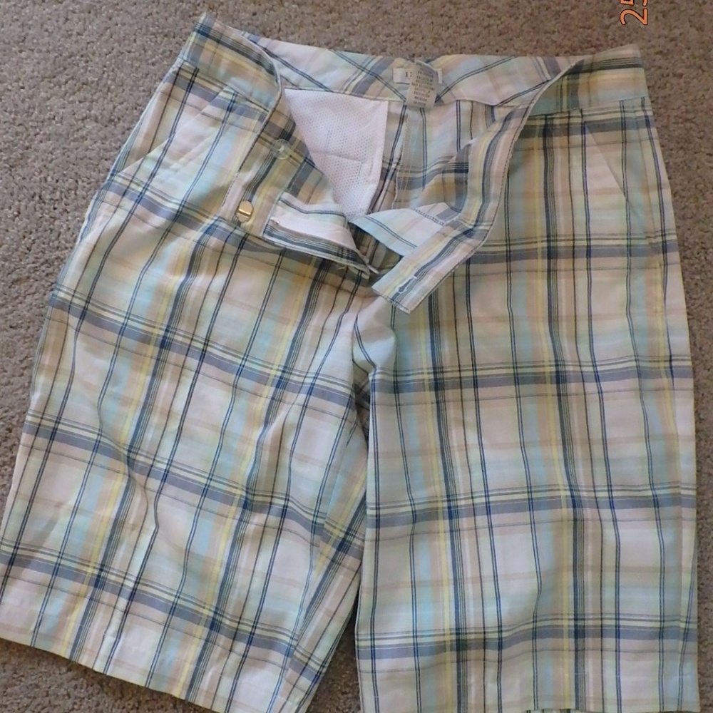 Izod plaid  Bermuda shorts